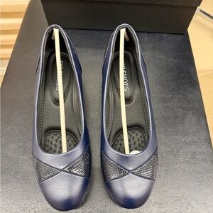 Stylish Navy Textured Heels